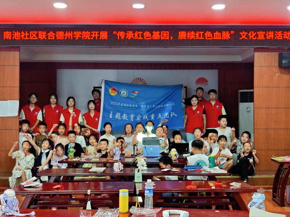 10.图为志愿者与社区儿童合影留念。杨慧琳 供图