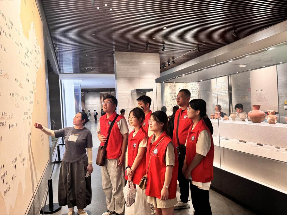 1.图为志愿者在孔子博物馆内倾听讲解员的讲解。李佳滋 供图